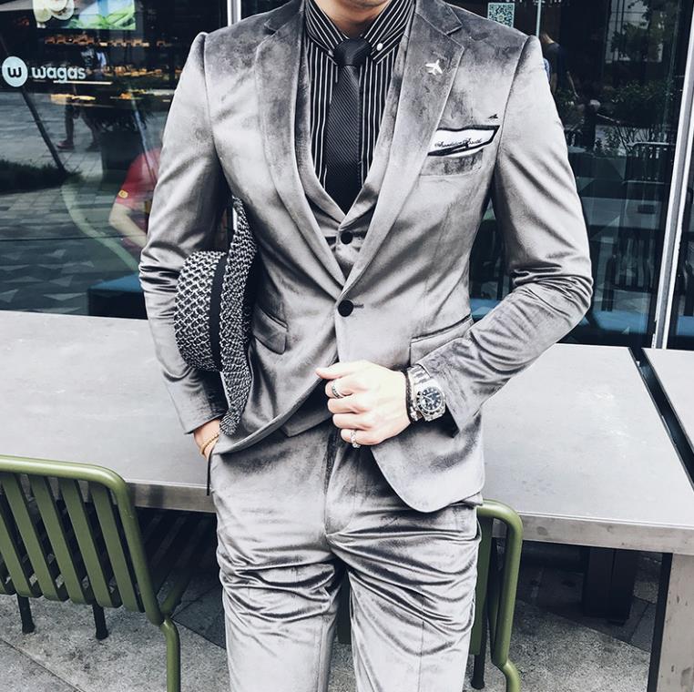 Gbolsos New Trendy Silver Velvet Men Suits Nothched Lapel Three Pieces Formal Prom Blazers For Male Hot Sale Mens Sim Fit Suits Set